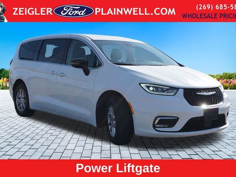 Used 2024 Chrysler Pacifica Touring-L FWD image 7