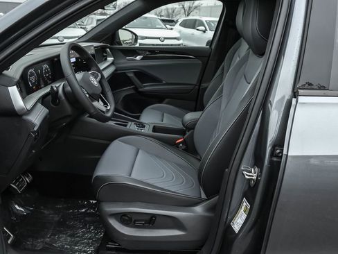 New 2025 Volkswagen Tiguan SE R-Line image 6