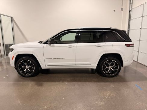 Used 2022 Jeep Grand Cherokee Summit AWD/4WD image 8