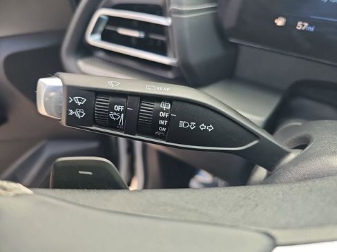 Used 2025 Chevrolet Traverse LT FWD image 28