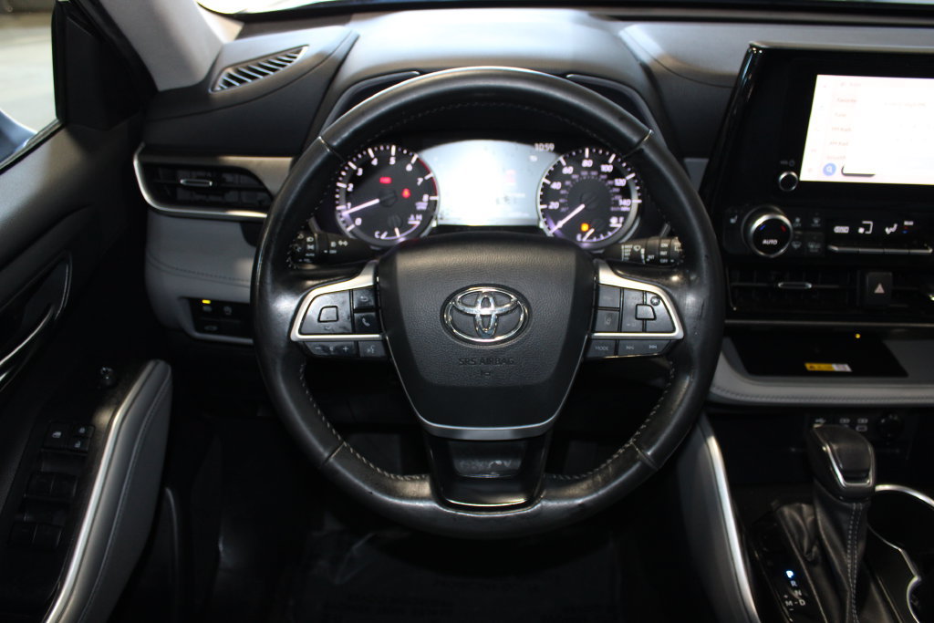 Used 2023 Toyota Highlander XLE AWD/4WD image 12