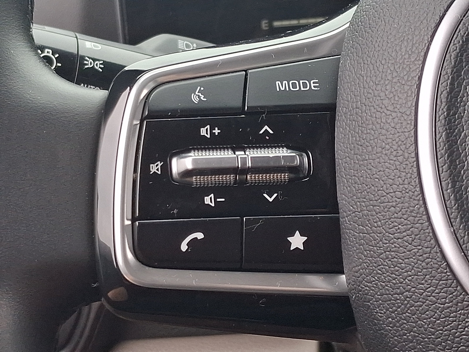 Certified 2025 Kia Carnival FWD image 23