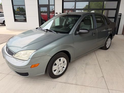 Used 2006 Ford Focus ZX4 Sedan FWD image 3