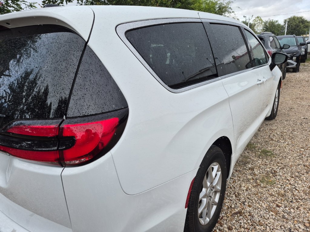 Used 2026 Chrysler Pacifica Select FWD image 3