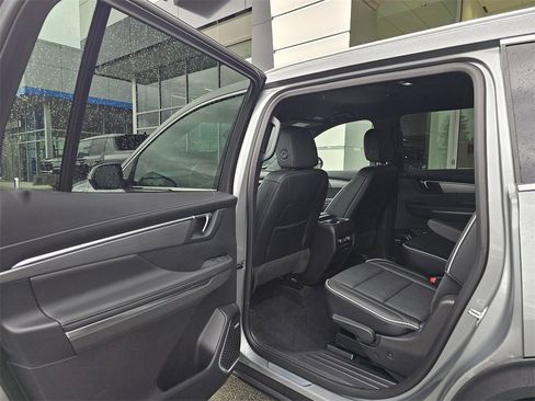 Used 2025 Buick Enclave Preferred w/ Power Package image 17