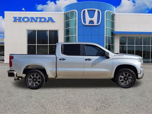 Used 2020 Chevrolet Silverado 1500 Custom w/ Custom Value Package image 2