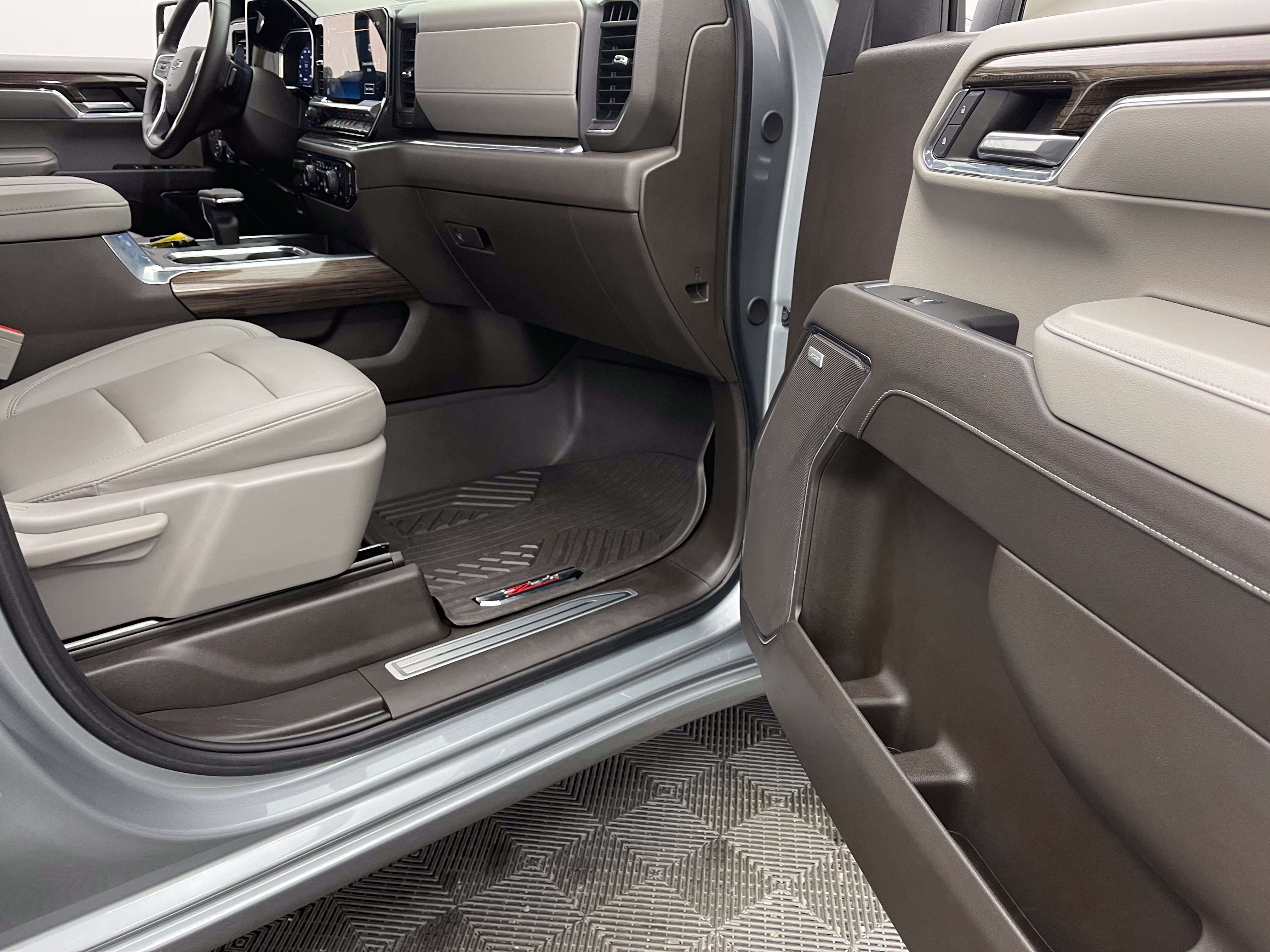 Used 2024 Chevrolet Silverado 1500 RST AWD/4WD image 32