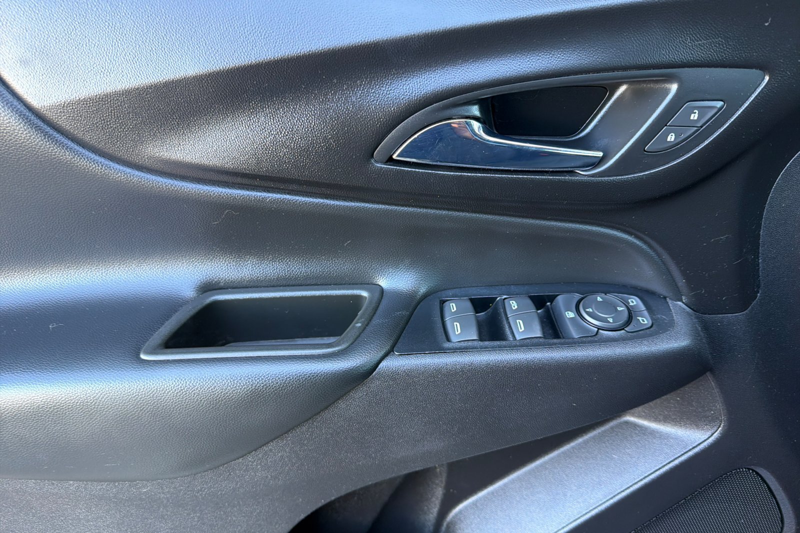 Used 2018 Chevrolet Equinox LT FWD image 13