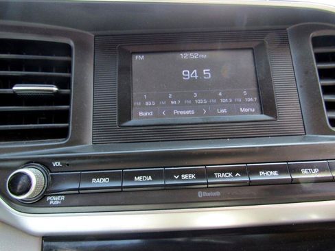 Used 2019 Hyundai Elantra SE FWD image 24