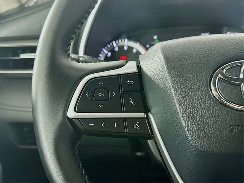 Used 2025 Toyota Highlander XLE image 24