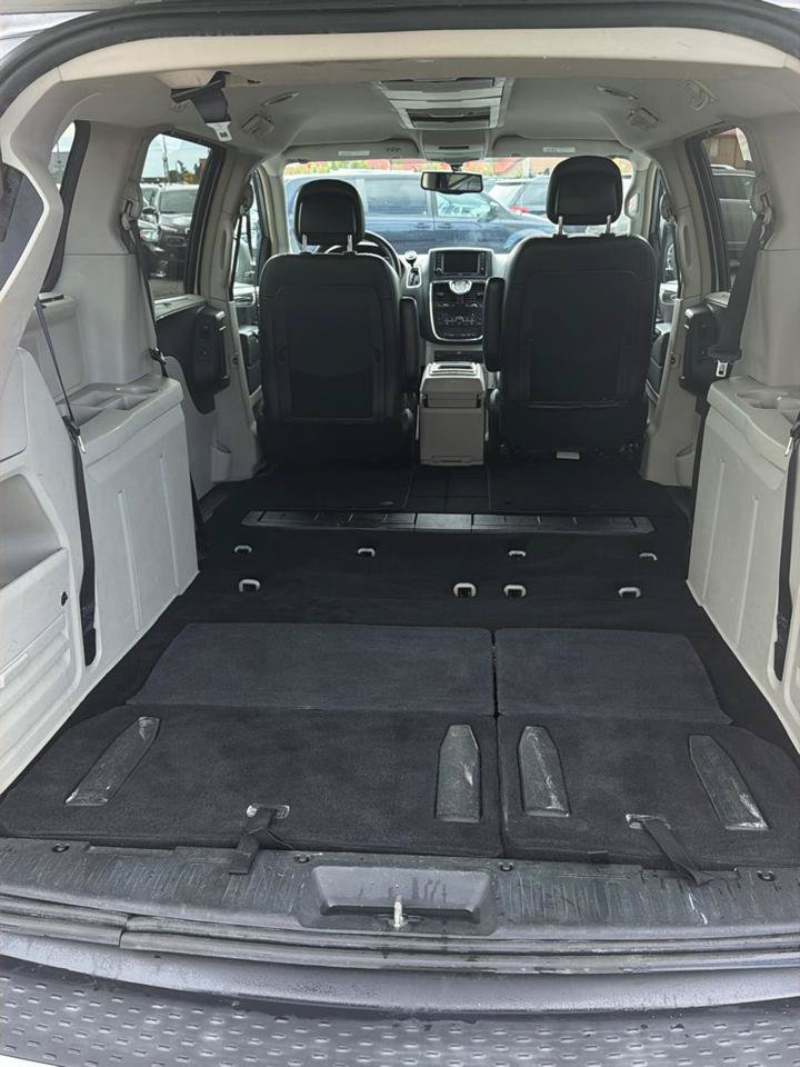 Used 2014 Chrysler Town & Country Touring-L w/ Driver Convenience Group FWD image 5