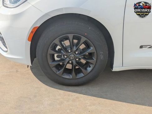 New 2025 Chrysler Pacifica Select w/ Fav Edition Package image 24