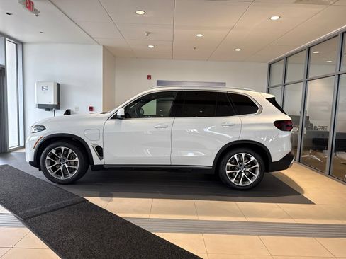 Certified 2024 BMW X5 xDrive50e w/ Premium Package AWD/4WD image 8