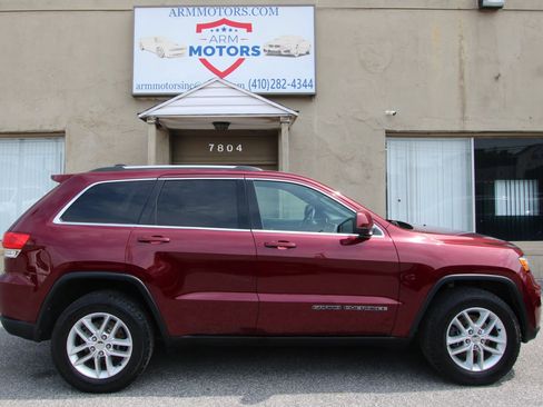 Used 2017 Jeep Grand Cherokee Laredo w/ Quick Order Package 23E AWD/4WD image 4