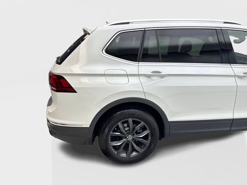 Used 2023 Volkswagen Tiguan SE w/ Panoramic Sunroof Package FWD image 16