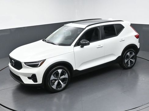 Used 2026 Volvo XC40 B5 Plus AWD/4WD image 41