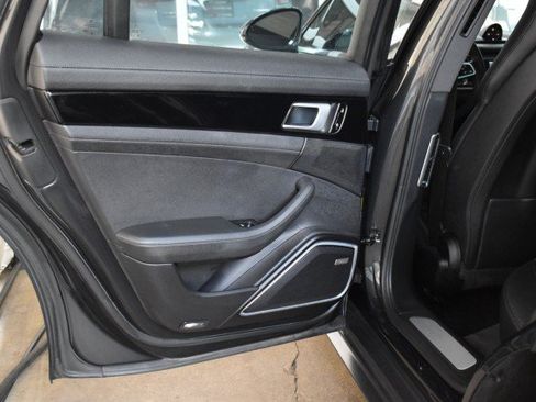Used 2020 Porsche Panamera image 35