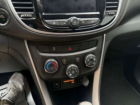 Used 2020 Chevrolet Trax LT w/ LT Convenience Package image 44