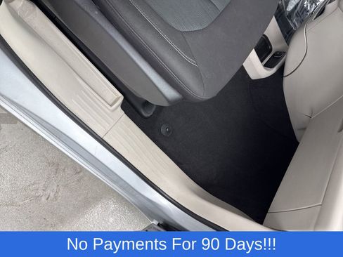 Used 2022 Chrysler Voyager LX image 23