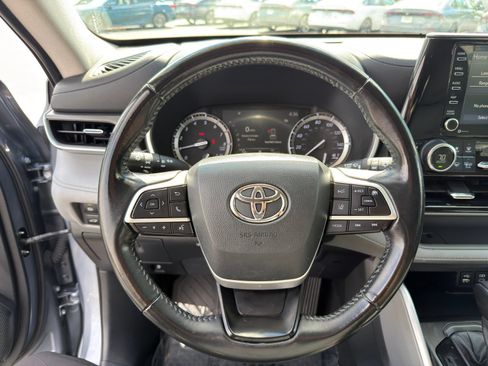 Used 2022 Toyota Highlander XLE AWD/4WD image 16