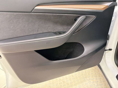 Used 2024 Tesla Model Y 2WD image 19