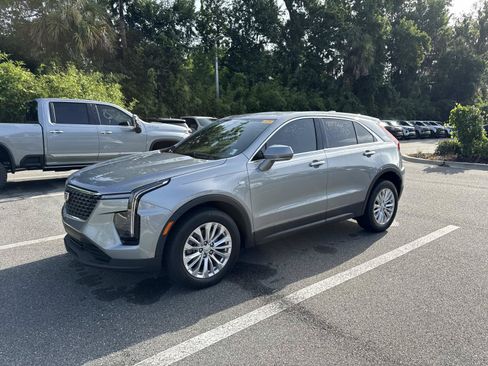 Used 2024 Cadillac XT4 Luxury w/ Cold Weather Package FWD image 7