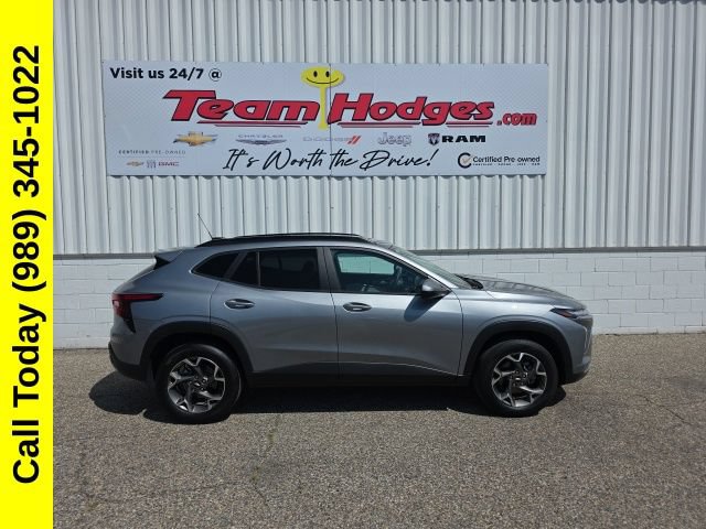 Used 2025 Chevrolet Trax LT FWD image 1