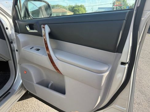 Used 2013 Toyota Highlander Limited image 32
