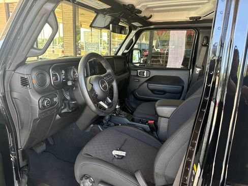 Used 2024 Jeep Gladiator Mojave w/ Technology Group AWD/4WD image 8