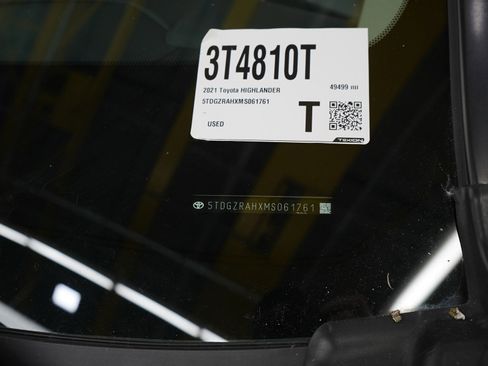 Used 2021 Toyota Highlander XLE FWD image 32