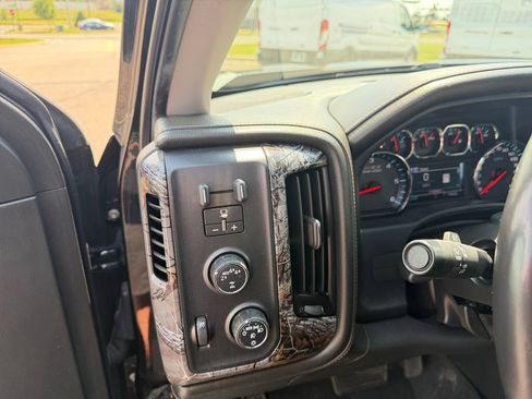 Used 2017 Chevrolet Silverado 1500 LTZ Z71 w/ Realtree Edition AWD/4WD image 30