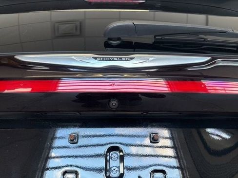 Used 2024 Chrysler Pacifica Touring-L image 19