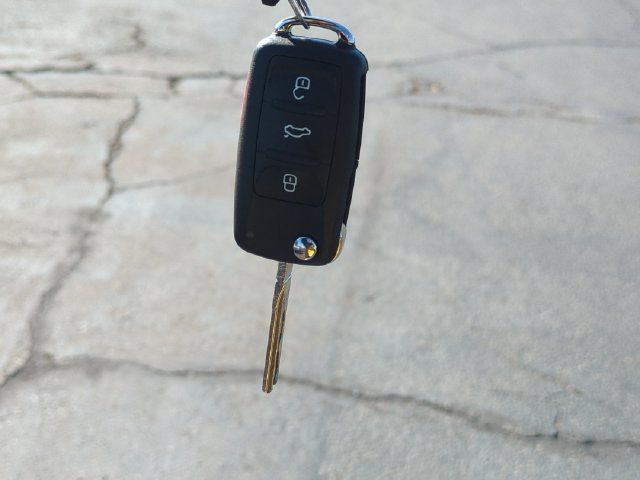 Used 2018 Volkswagen Beetle 2.0T S FWD image 33