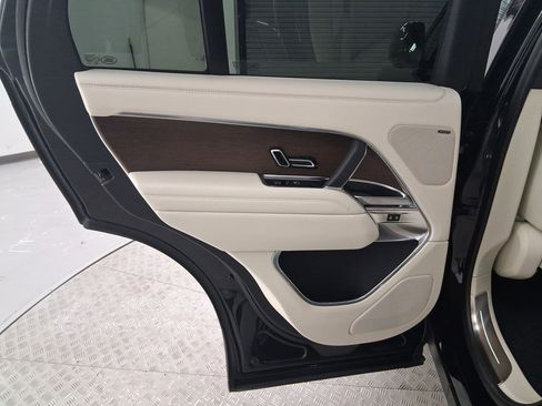 Used 2025 Land Rover Range Rover SE image 29