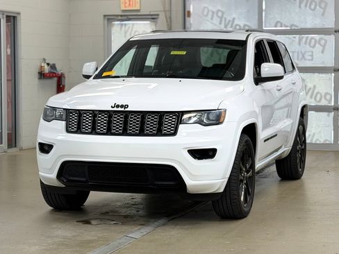 Used 2021 Jeep Grand Cherokee Laredo X AWD/4WD image 3