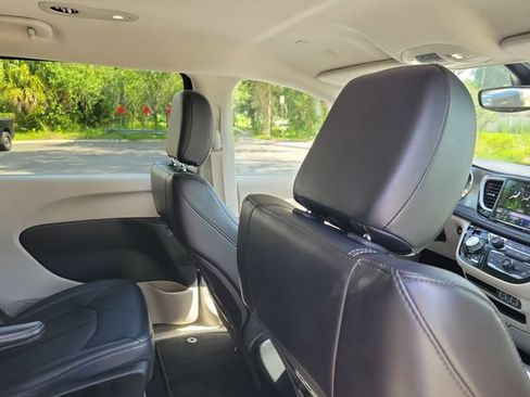Used 2024 Chrysler Pacifica Limited FWD image 32