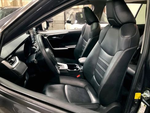 Used 2021 Toyota RAV4 XLE Premium image 7