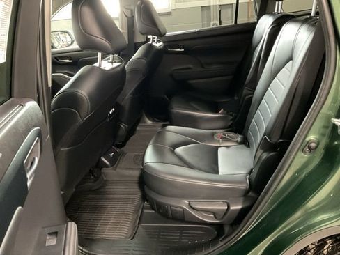 Used 2023 Toyota Highlander XLE image 19