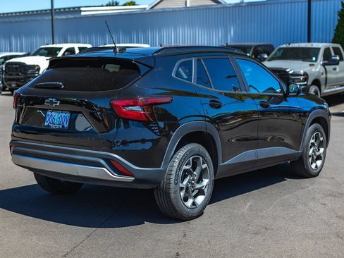 Used 2024 Chevrolet Trax LT FWD image 8