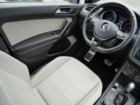 Certified 2021 Volkswagen Tiguan SE R-Line image 8
