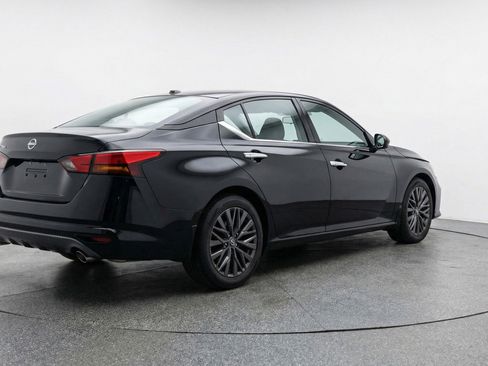 Used 2025 Nissan Altima 2.5 SV image 9