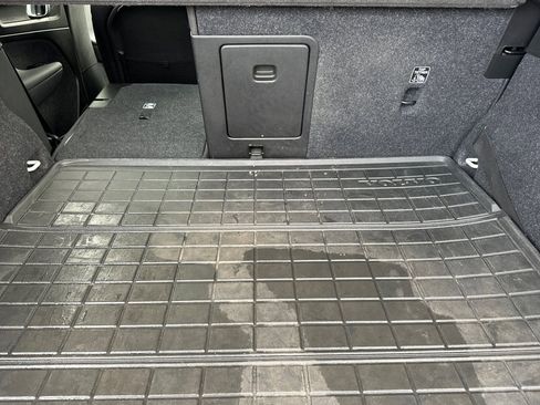 Used 2019 Volvo XC40 T4 R-Design image 17