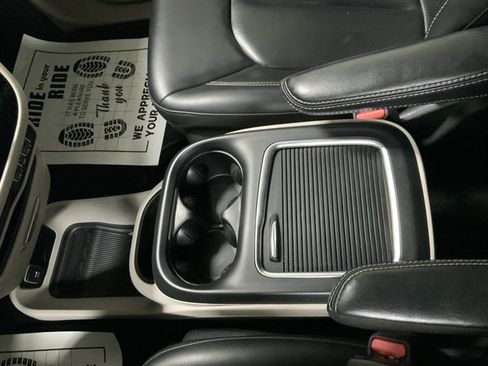 Used 2023 Chrysler Pacifica Touring-L FWD image 44