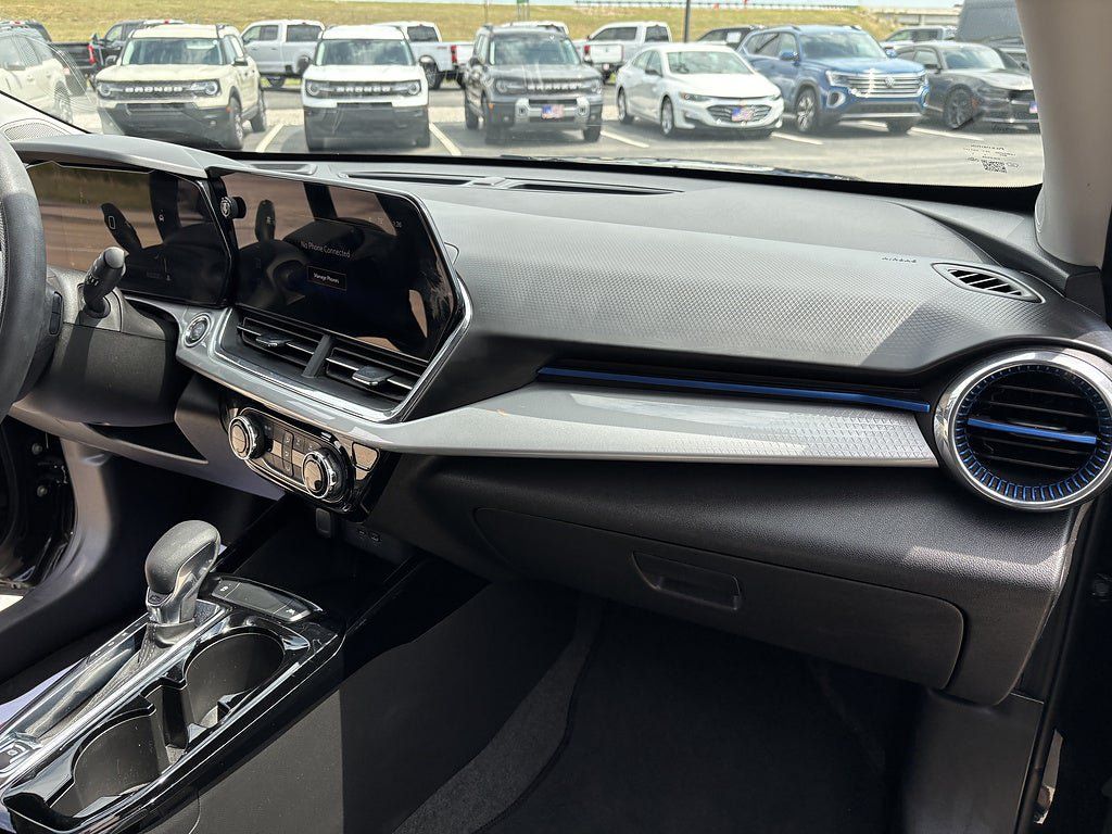 Used 2025 Chevrolet Trax LT FWD image 17