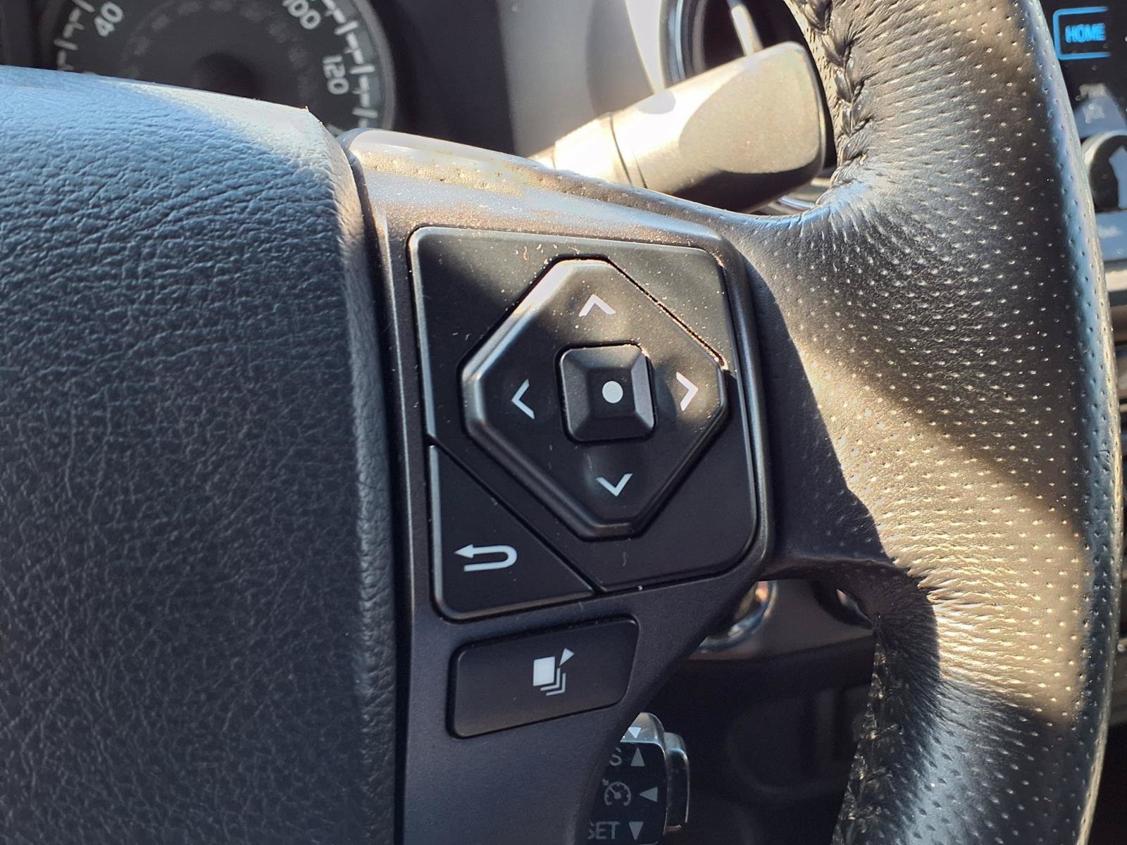 Used 2017 Toyota Tacoma TRD Sport AWD/4WD image 26