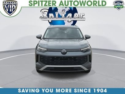 Used 2025 Volkswagen Tiguan SE w/ Panoramic Sunroof Package