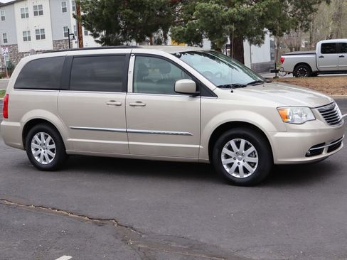 Used 2013 Chrysler Town & Country Touring image 2