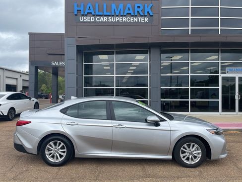 Used 2025 Toyota Camry LE image 9