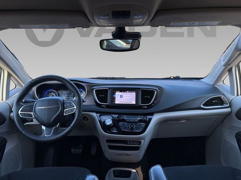 Used 2023 Chrysler Voyager LX image 3