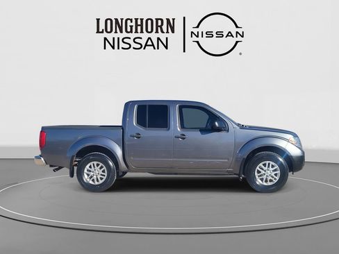 Used 2021 Nissan Frontier SV image 2